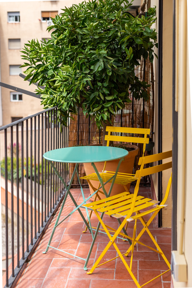 Стильный дизайн: маленькая терраса на заднем дворе в средиземноморском стиле с растениями в контейнерах для на участке и в саду - последний тренд