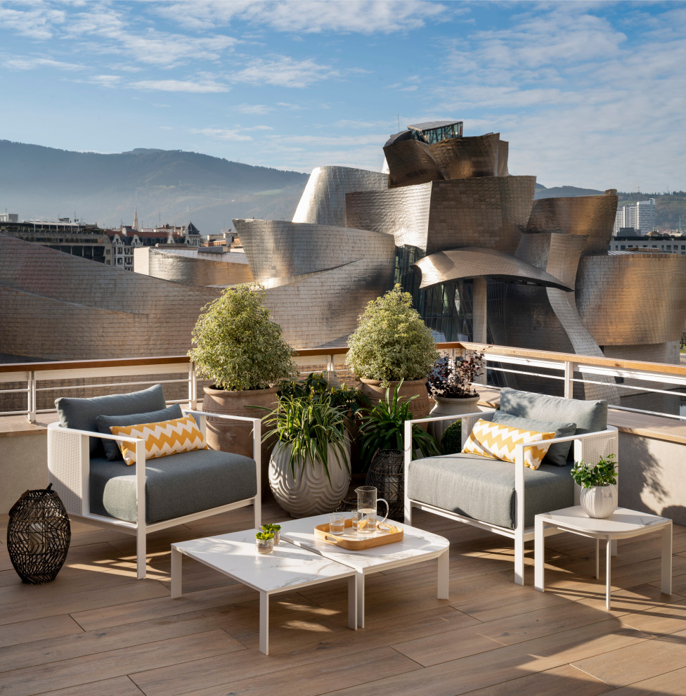 Inspiration for a large classic roof terrace in Bilbao with an outdoor shower and an awning.