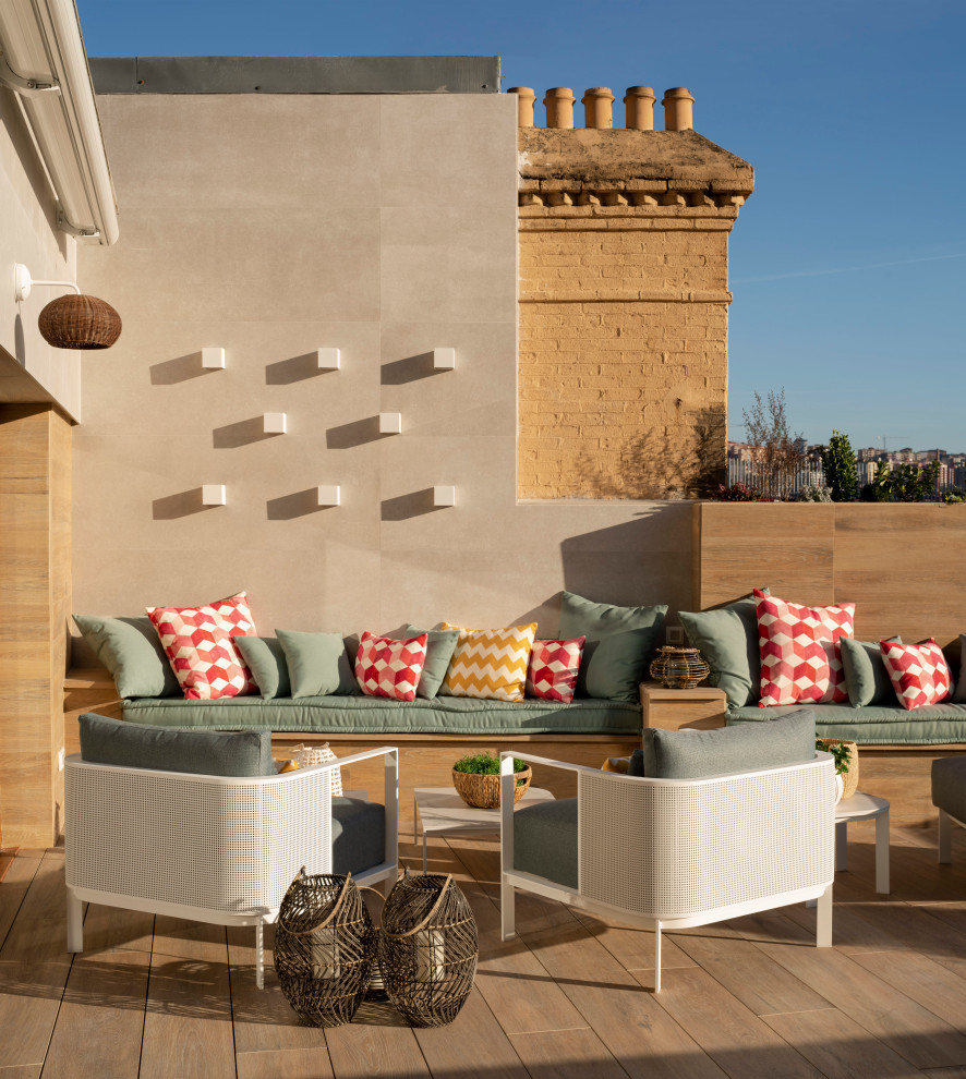 This is an example of a large traditional roof terrace in Bilbao with an outdoor shower and an awning.