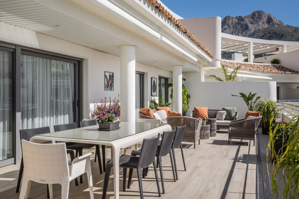 Contemporary terrace in Alicante-Costa Blanca with a roof extension.