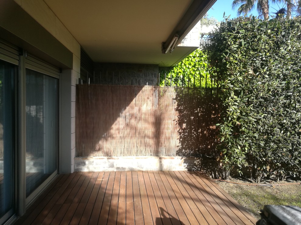 Kleine Moderne Terrasse hinter dem Haus mit Pflanzwand in Barcelona