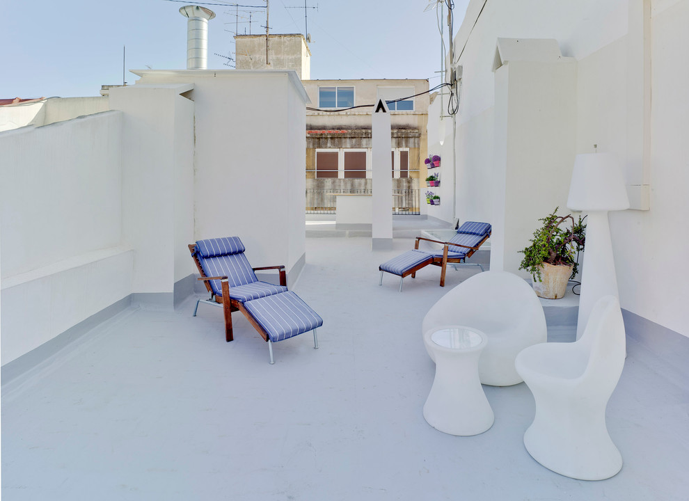 Ejemplo de terraza mediterránea pequeña sin cubierta en azotea con jardín de macetas