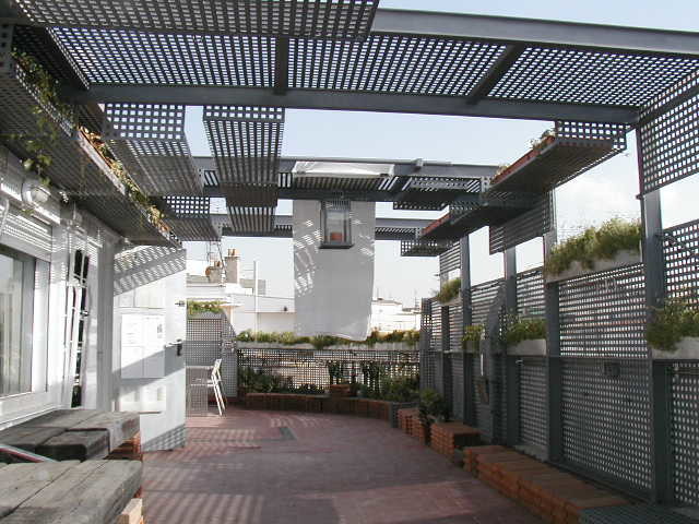 マドリードにあるトランジショナルスタイルのおしゃれなウッドデッキの写真