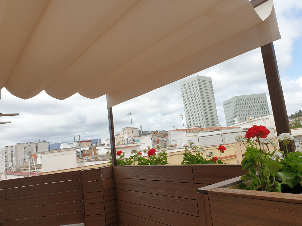 Kleine Moderne Dachterrasse mit Markisen in Barcelona
