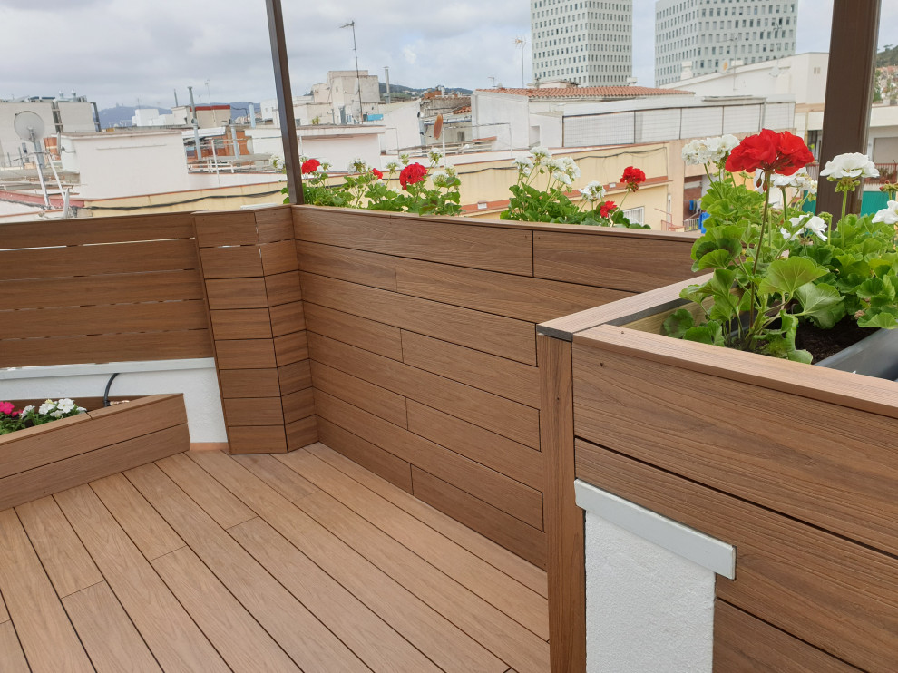 Foto de terraza moderna pequeña en azotea con toldo