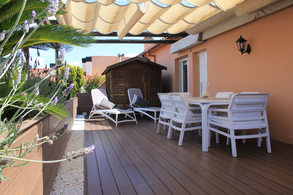 Idee per una terrazza mediterranea di medie dimensioni e sul tetto con un giardino in vaso e un parasole