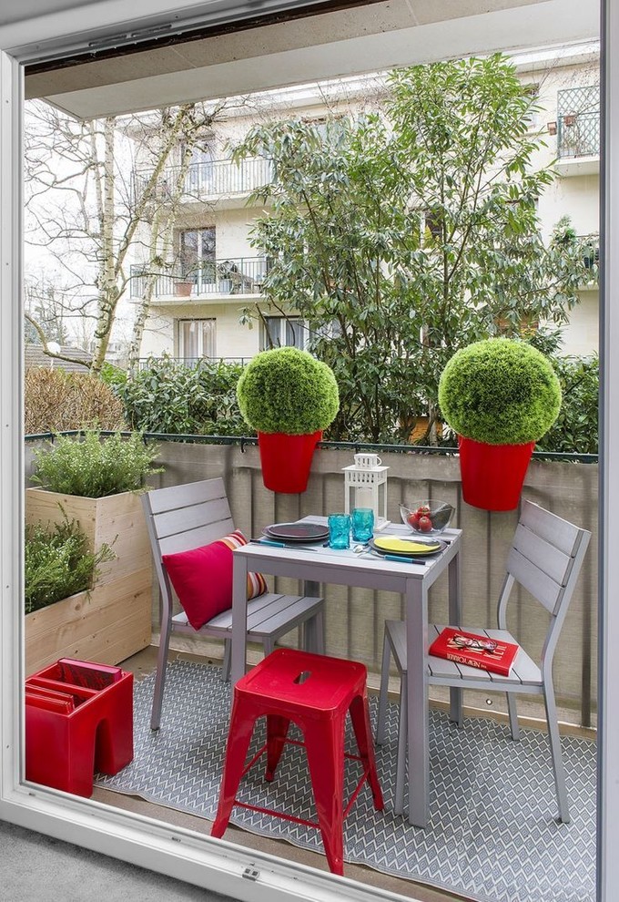 Стильный дизайн: маленькая терраса в современном стиле для на участке и в саду - последний тренд