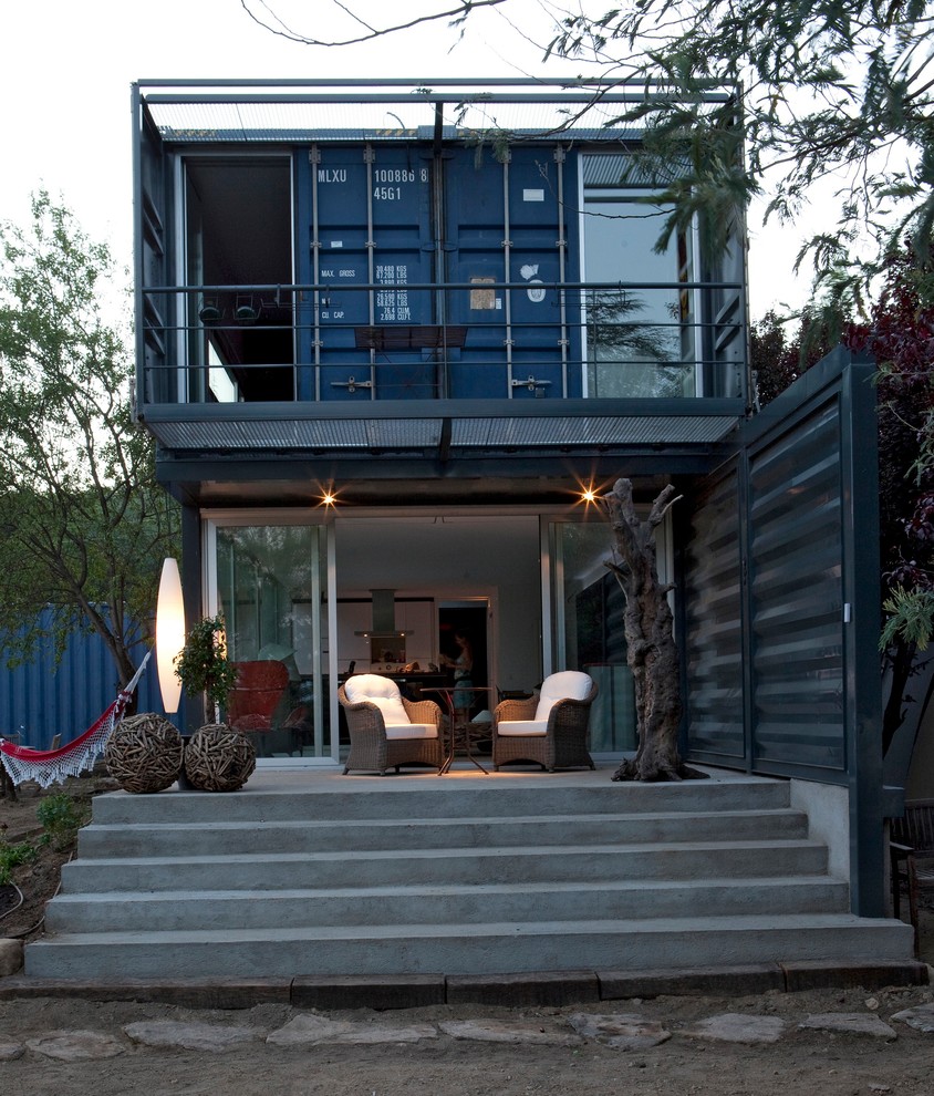 Стильный дизайн: маленькая терраса на боковом дворе в стиле лофт без защиты от солнца для на участке и в саду - последний тренд