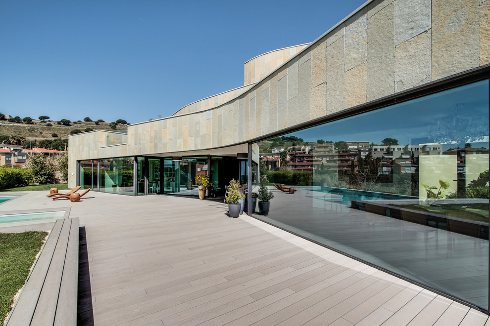 Diseño de terraza contemporánea grande sin cubierta en patio trasero