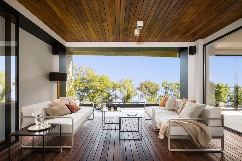 Imagen de terraza contemporánea de tamaño medio en patio lateral y anexo de casas con brasero