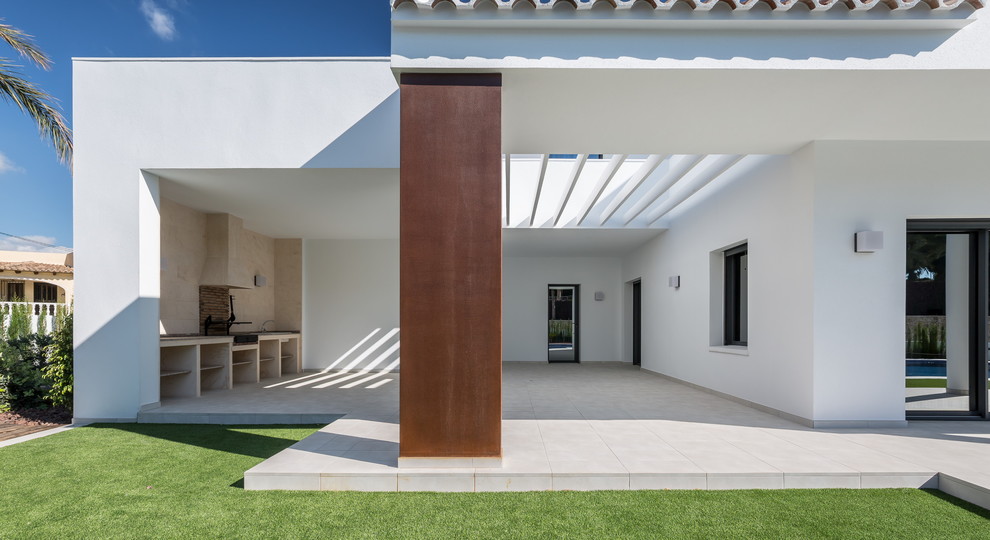 Inspiration pour un porche d'entrée de maison arrière méditerranéen avec une extension de toiture.