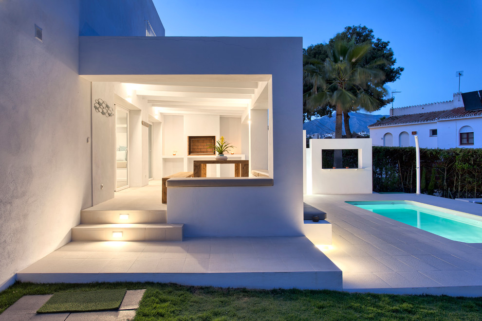 Diseño de terraza costera de tamaño medio en patio trasero y anexo de casas con brasero