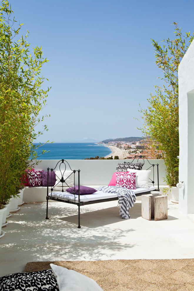 マラガにある地中海スタイルのおしゃれなウッドデッキの写真