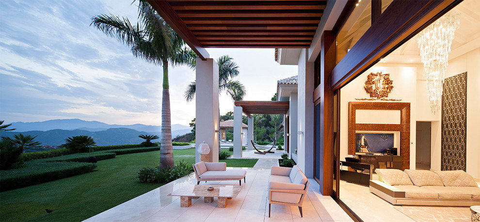 Réalisation d'un porche d'entrée de maison design avec des pavés en pierre naturelle.