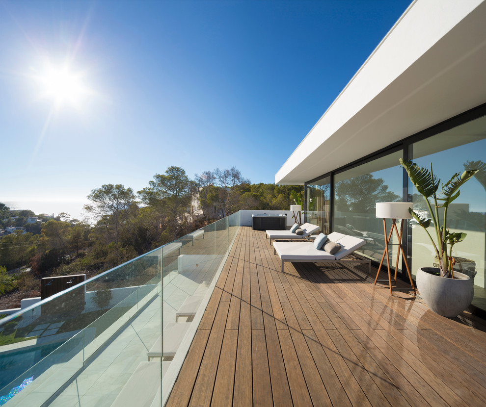 Стильный дизайн: большая терраса на крыше в стиле модернизм без защиты от солнца - последний тренд
