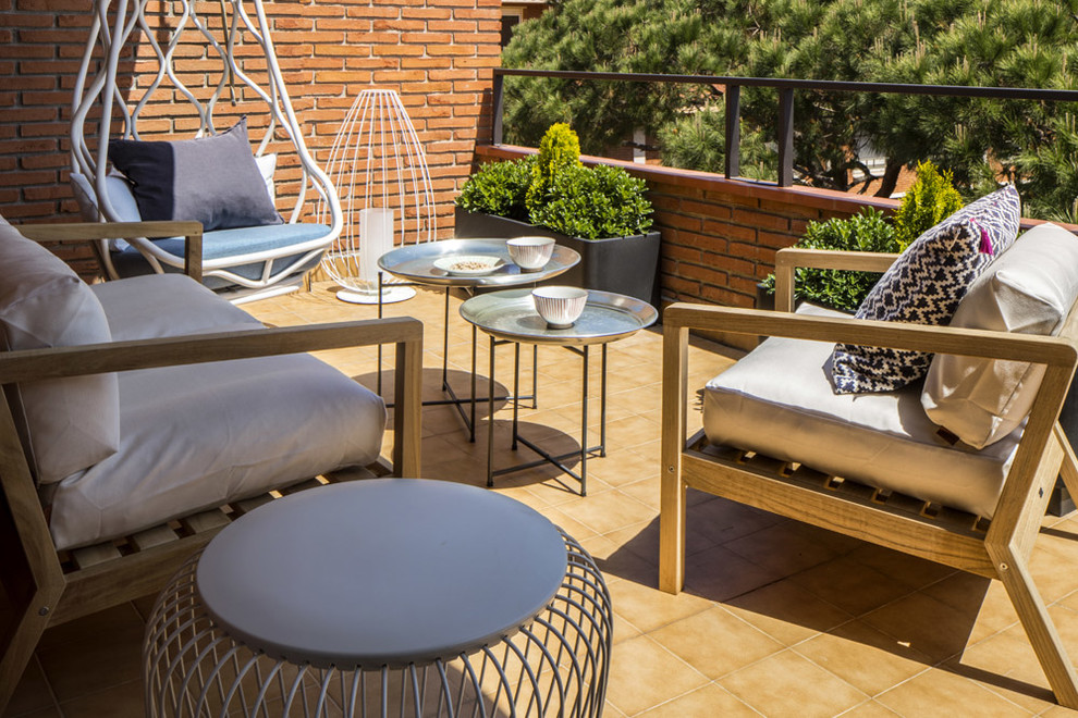 Mittelgroße, Unbedeckte Moderne Terrasse hinter dem Haus mit Kübelpflanzen in Barcelona