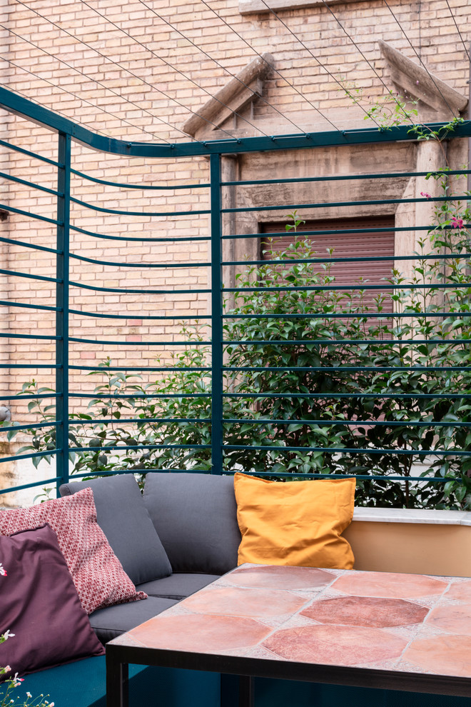 Diseño de terraza contemporánea de tamaño medio con jardín de macetas y pérgola
