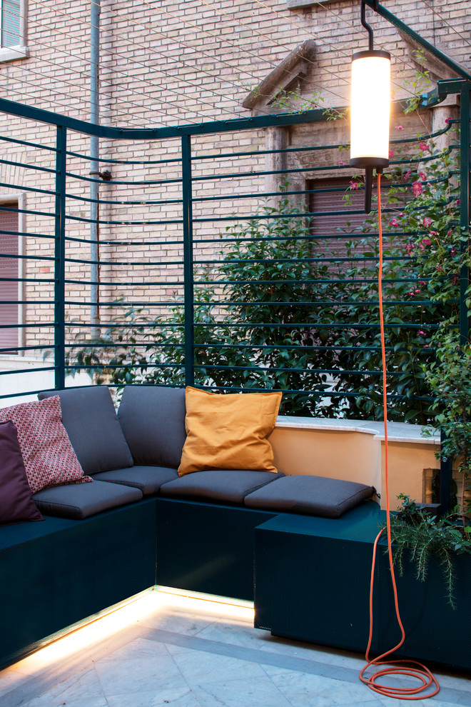 Ispirazione per una terrazza contemporanea di medie dimensioni con un giardino in vaso e una pergola
