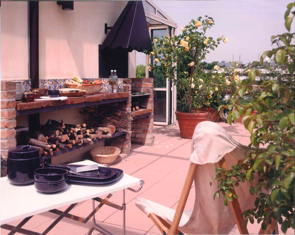 На фото: большая терраса на крыше в средиземноморском стиле с растениями в контейнерах и козырьком с