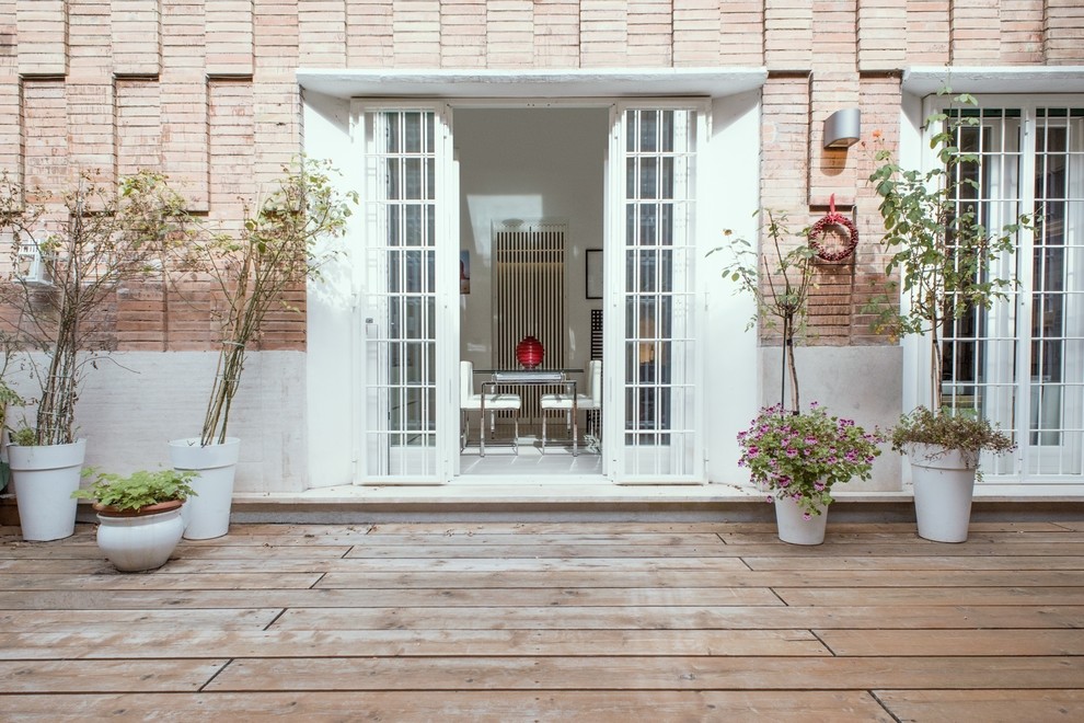 Идея дизайна: терраса среднего размера на заднем дворе в классическом стиле без защиты от солнца