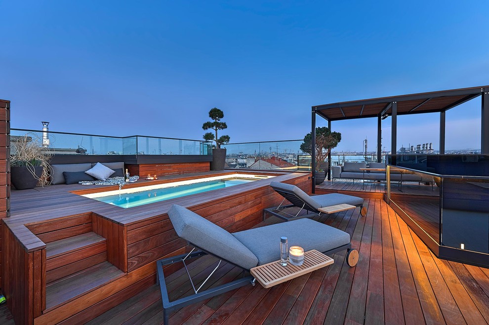 Large contemporary roof rooftop terrace in Naples with a water feature and a pergola.