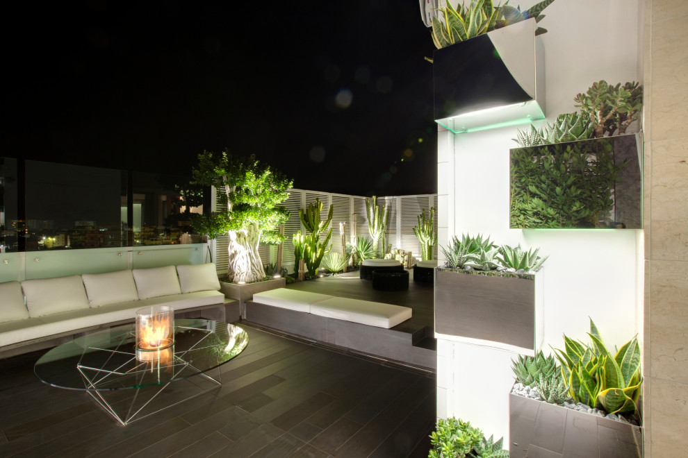 This is an example of a contemporary terrace in Milan with a fireplace.