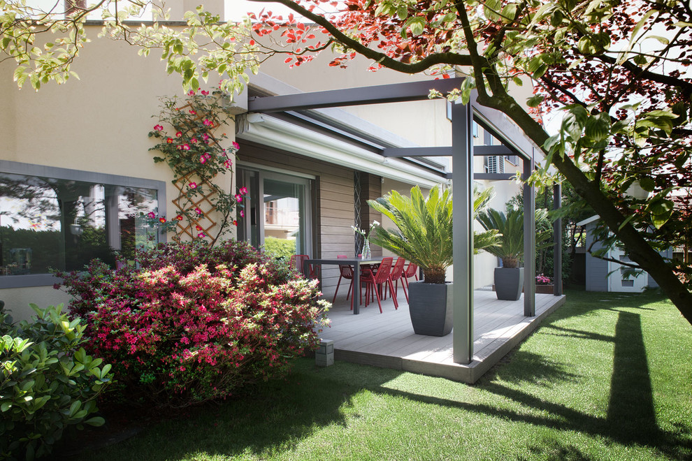 Ejemplo de terraza contemporánea de tamaño medio en patio con pérgola