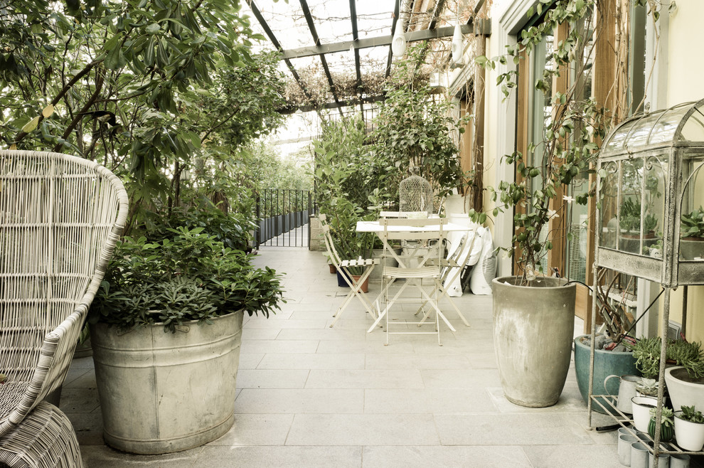 Esempio di una terrazza shabby-chic style