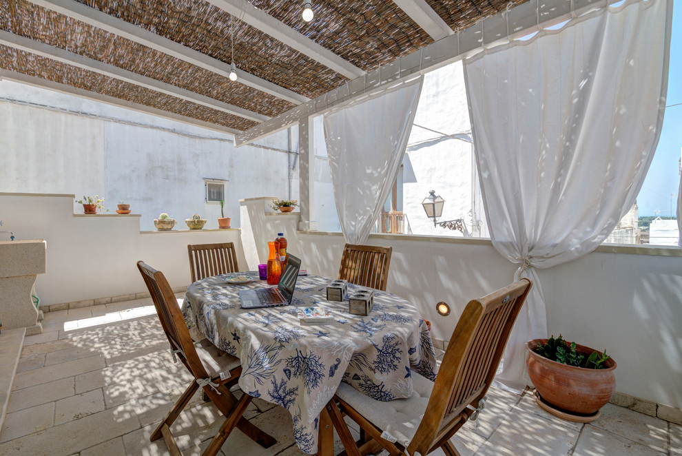 Idée de décoration pour une terrasse méditerranéenne avec une pergola.