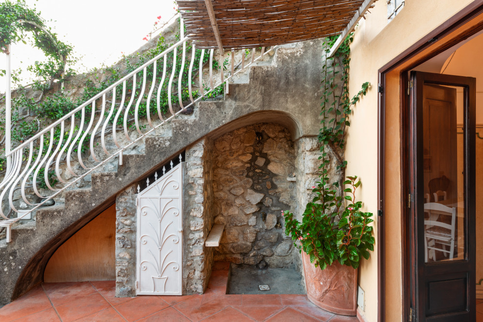 Inspiration pour une terrasse latérale traditionnelle de taille moyenne avec des solutions pour vis-à-vis et une pergola.