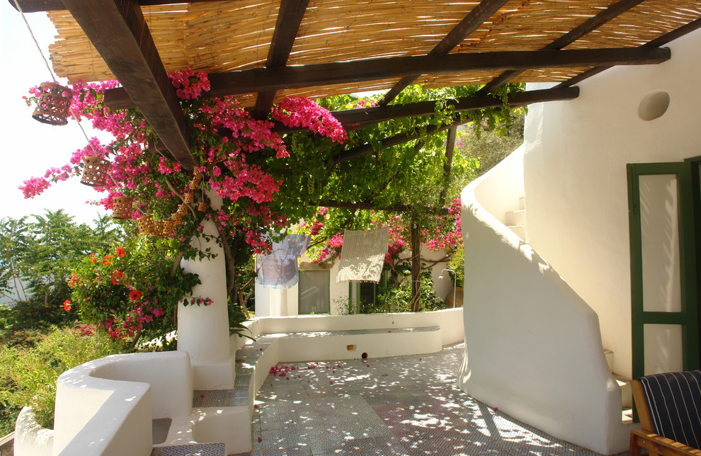 Imagen de terraza mediterránea con pérgola