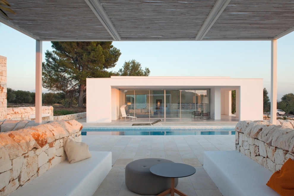 Aménagement d'une terrasse latérale méditerranéenne de taille moyenne avec une cuisine d'été et une pergola.