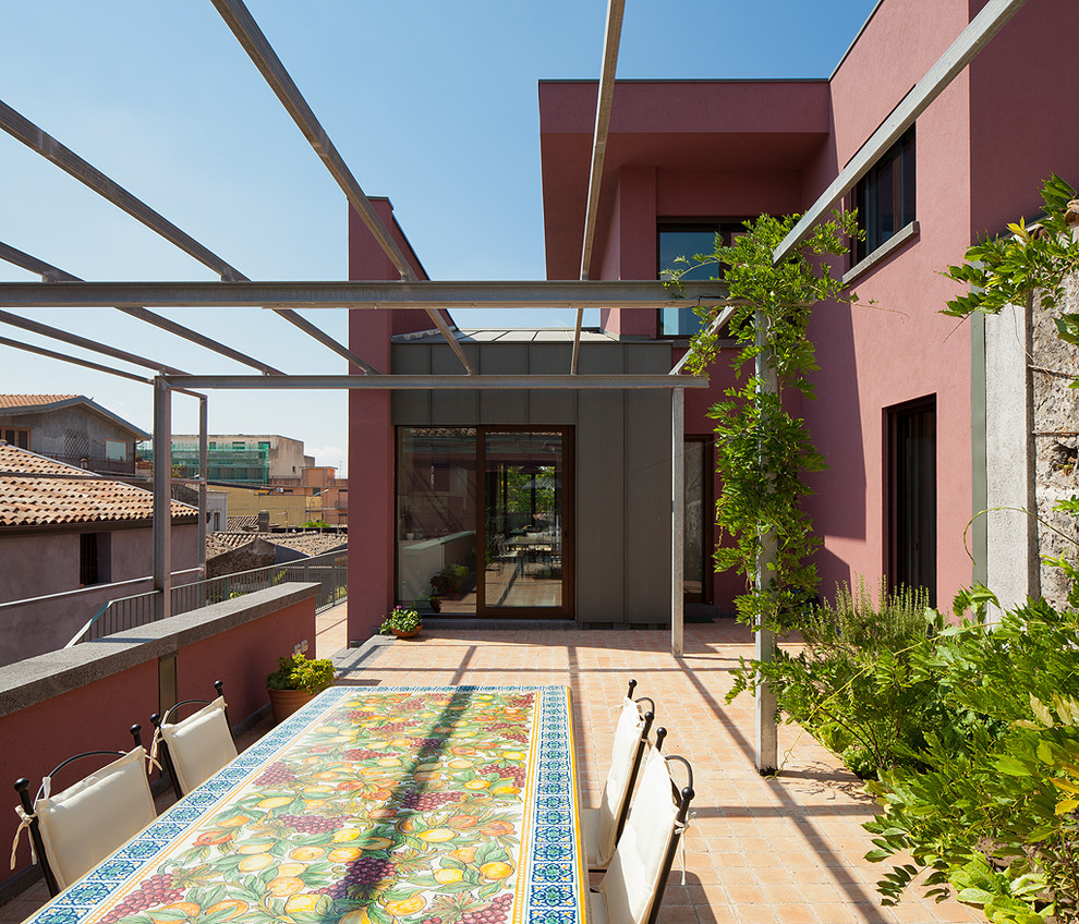 Foto di una terrazza mediterranea sul tetto e sul tetto con una pergola