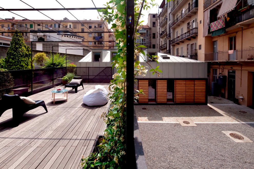 Inspiration for a contemporary deck remodel in Turin