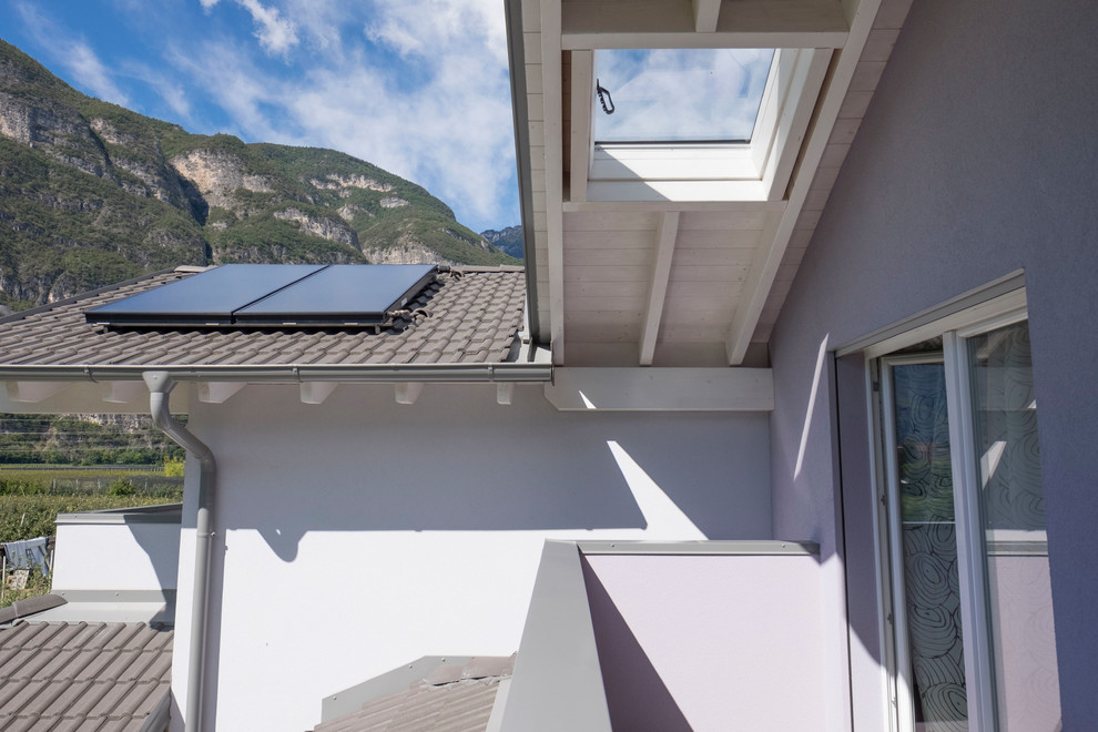 Idées déco pour une petite terrasse arrière moderne avec une extension de toiture.
