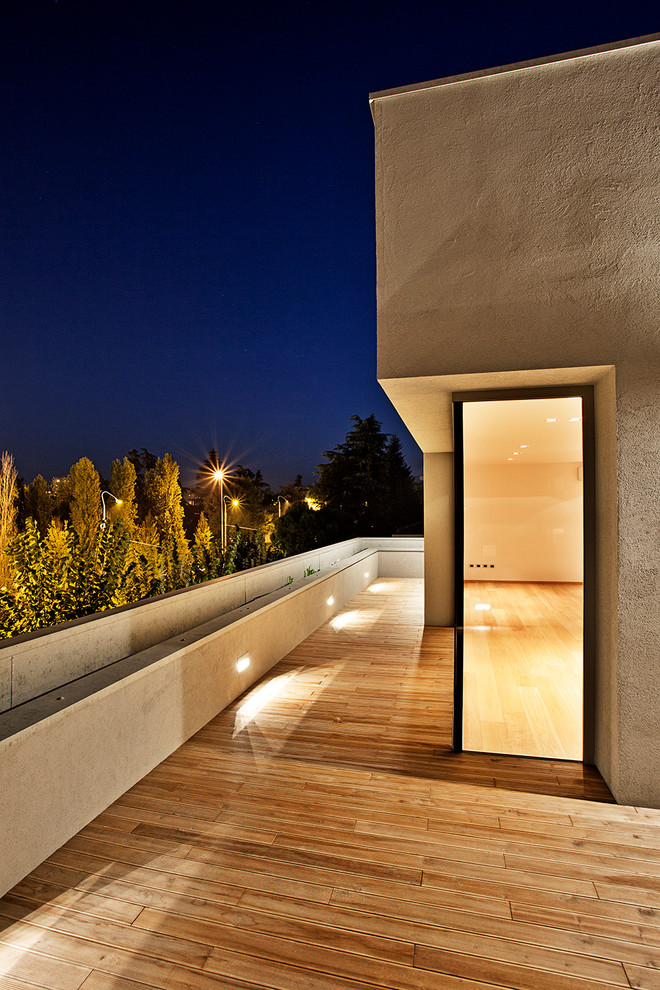 Réalisation d'une grande terrasse minimaliste.