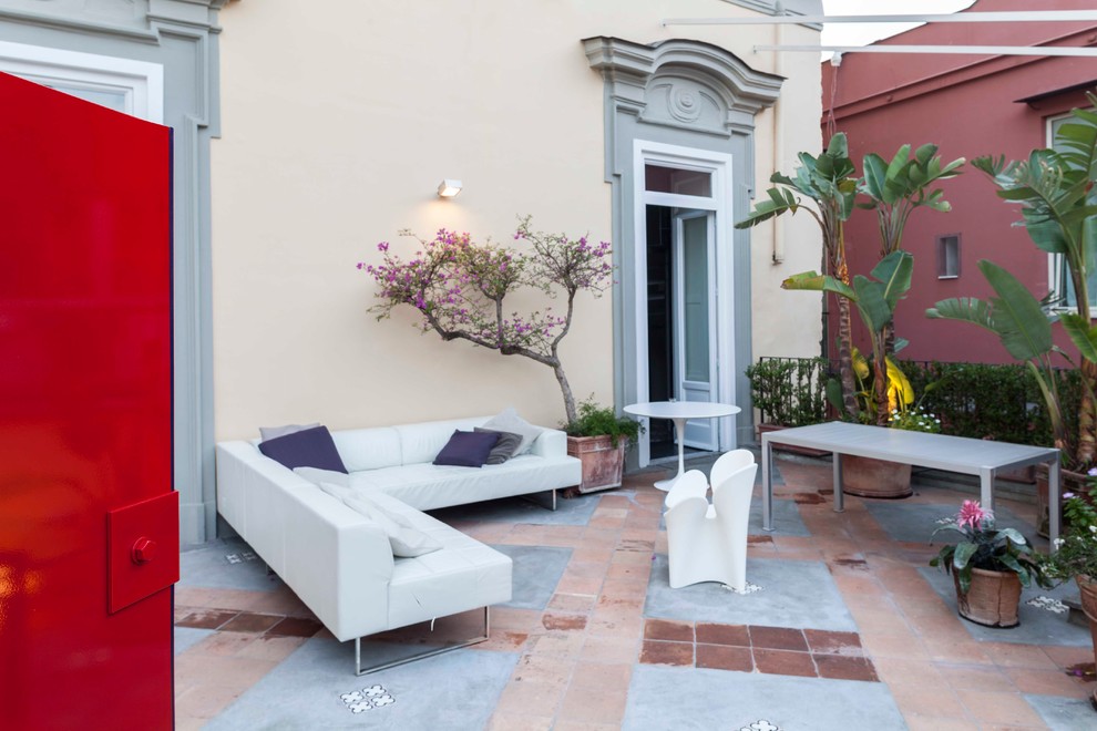 Idee per un'ampia terrazza contemporanea nel cortile laterale con un giardino in vaso e un parasole