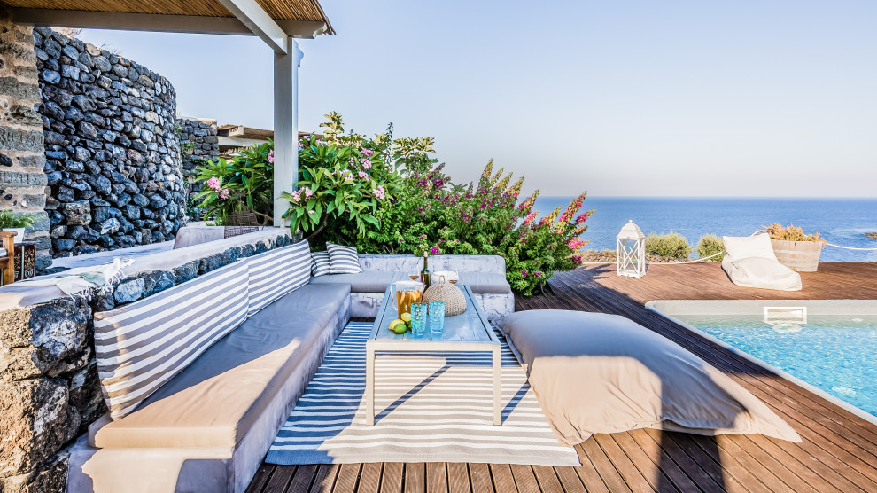 Immagine di una grande terrazza mediterranea dietro casa con nessuna copertura