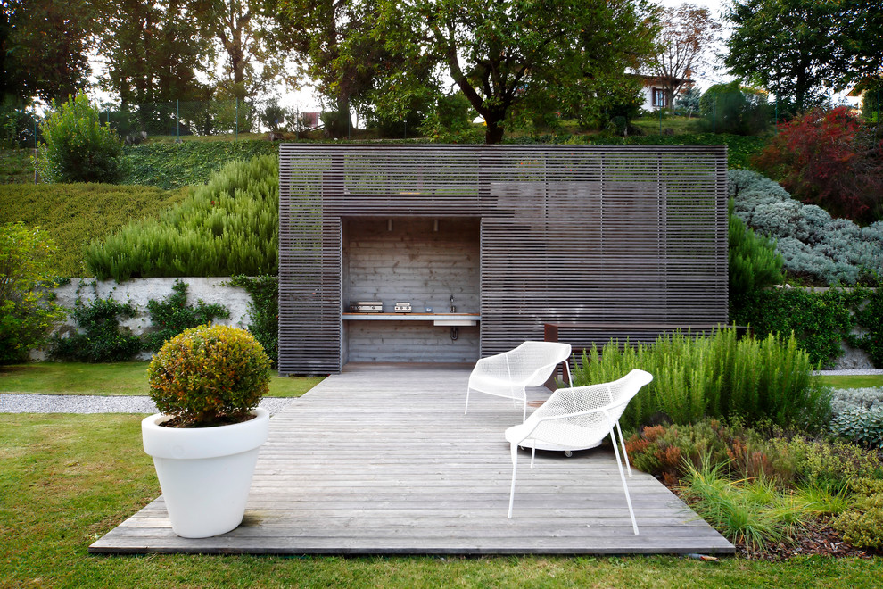 Cette image montre une grande terrasse minimaliste.