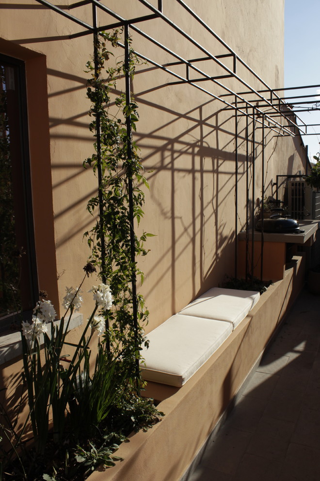 Bild på en liten funkis takterrass, med utekök och en pergola