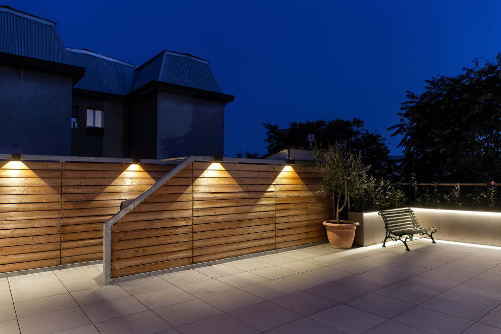 Diseño de terraza minimalista grande en azotea con barandilla de varios materiales