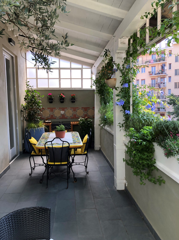 Kleine, Überdachte Eklektische Dachterrasse mit Kübelpflanzen in Mailand