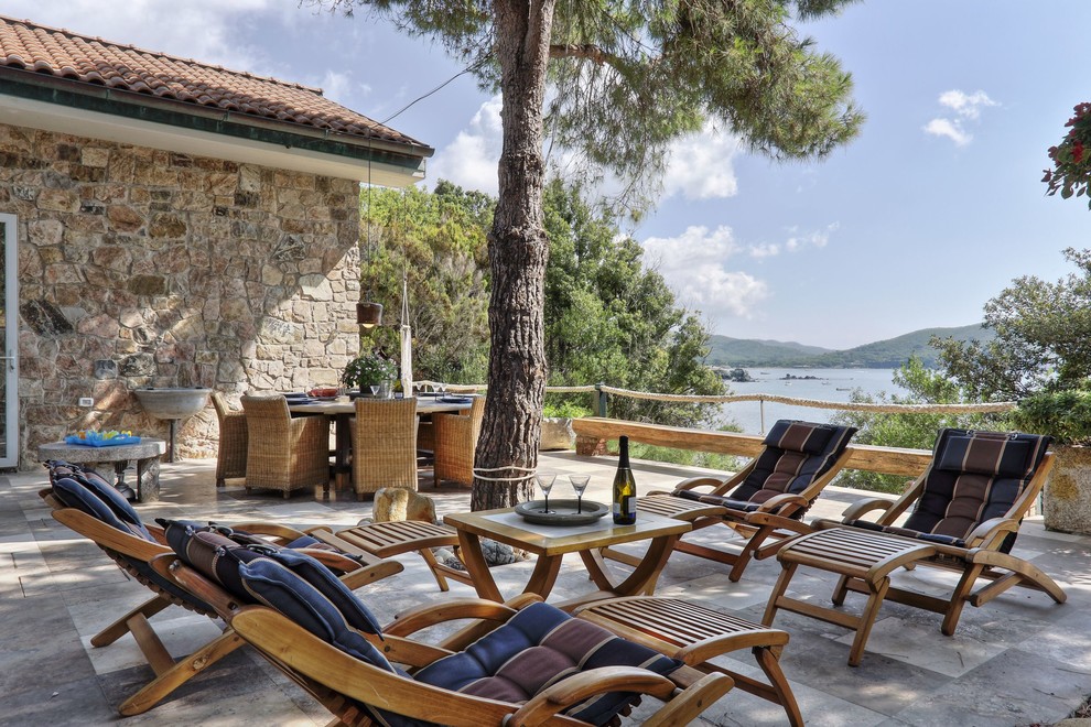 Foto di una grande terrazza stile rurale dietro casa con nessuna copertura