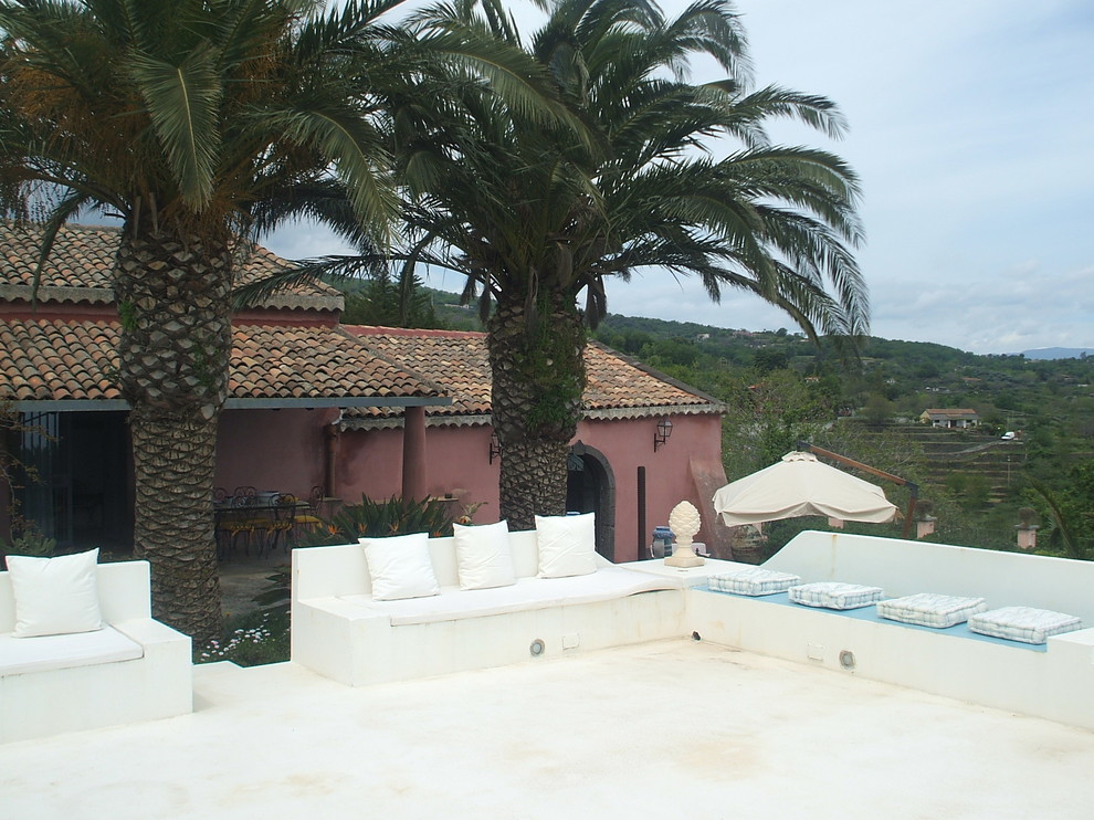 カターニア／パルレモにある中くらいな地中海スタイルのおしゃれな屋上のデッキ (混合材の手すり、屋上) の写真