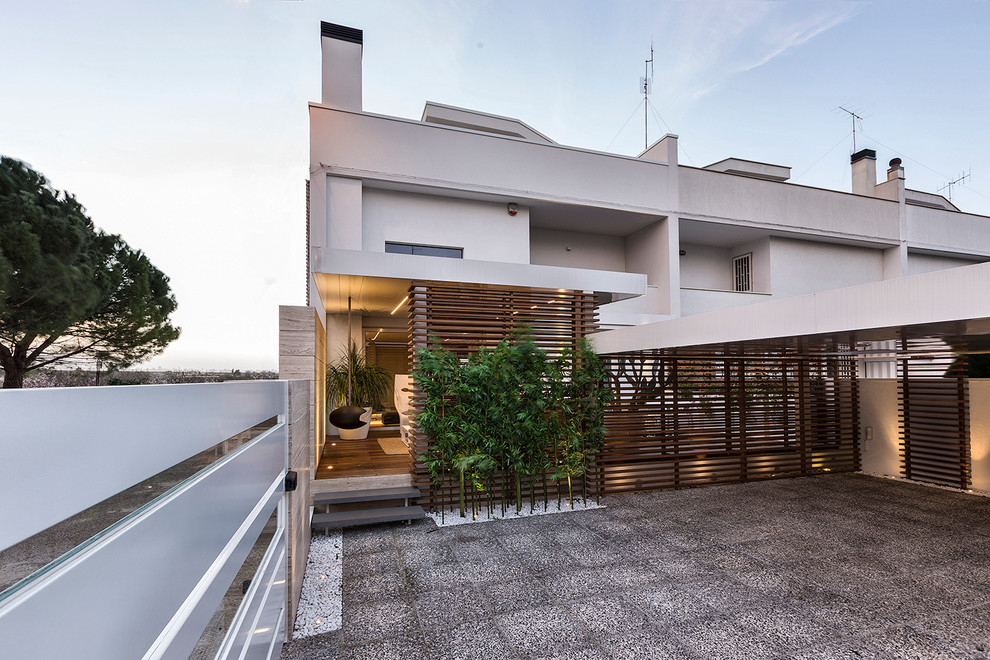 Réalisation d'une terrasse arrière design de taille moyenne avec un foyer extérieur et une extension de toiture.