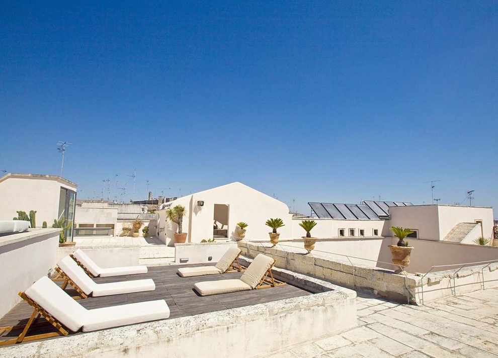Стильный дизайн: огромная терраса на крыше в средиземноморском стиле с летней кухней и козырьком - последний тренд