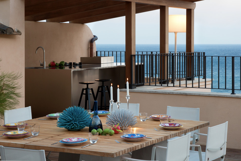 Geräumige Mediterrane Terrasse mit Outdoor-Küche in Sonstige