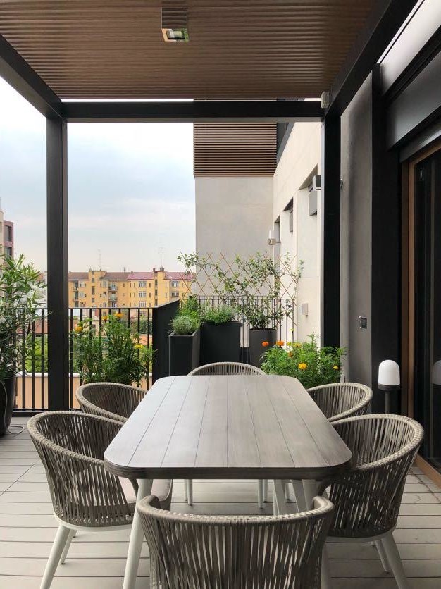 Foto di una terrazza minimalista con un giardino in vaso e una pergola