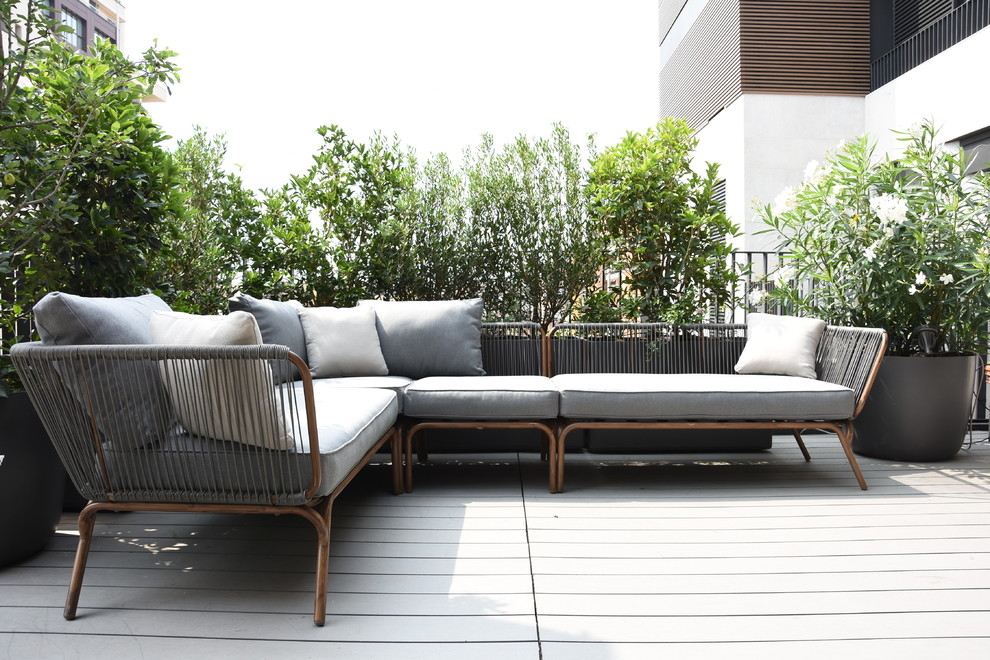 Photo of a modern roof terrace in Milan with a potted garden.