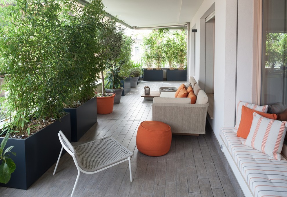 Inspiration for a modern deck remodel in Milan